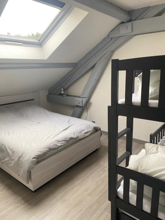 1 dormitorio con litera y escalera en Joli appartement Le tholy, en Le Tholy