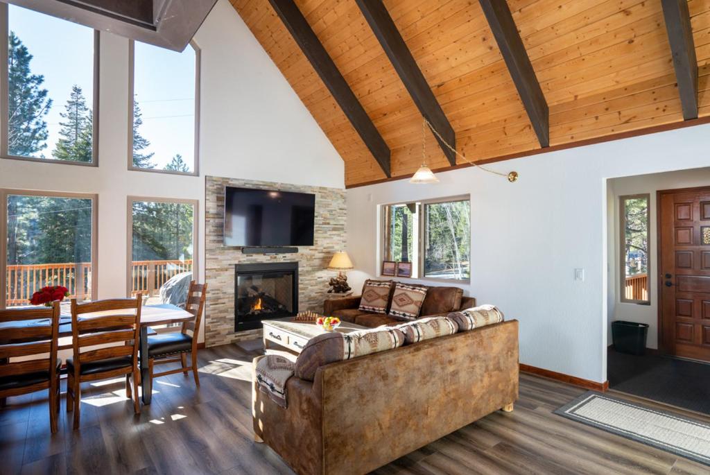 a living room with a couch and a fireplace at North Shore - Cozy Cabin in Wood Vista