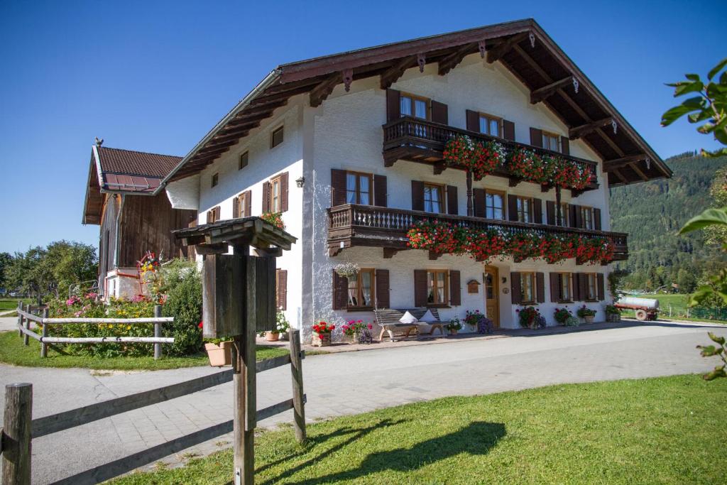 un gran edificio con cajas de flores en el costado en Hörlhof - Chiemgau Karte, en Inzell