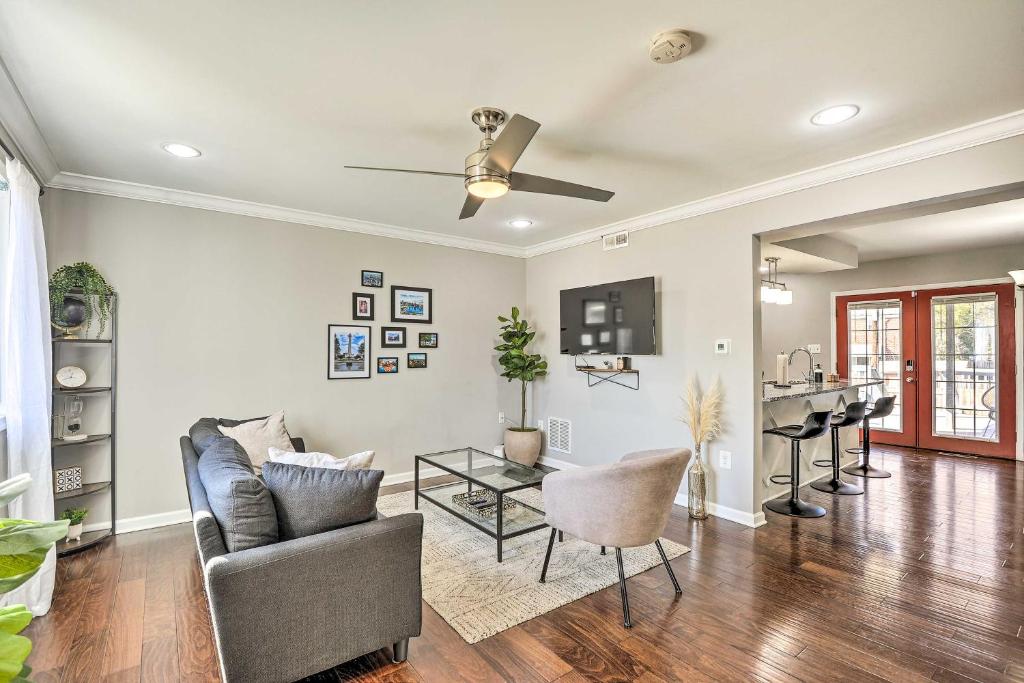 Кът за сядане в Chic Townhome with Deck 6 Mi to Dtwn Baltimore