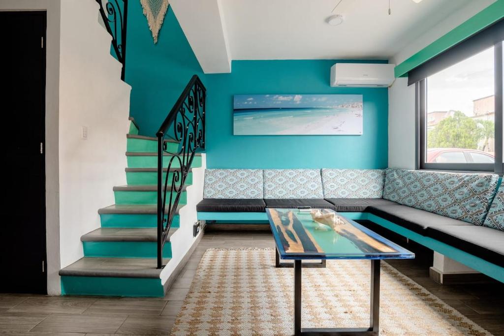 uma sala de estar com um sofá e uma mesa de vidro em Casa Korima Cancun - Luxurious - Budget Friendly em Cancún