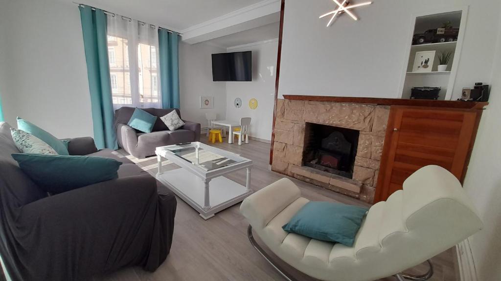 uma sala de estar com um sofá e uma lareira em Toki-Goxo em Ezcaray