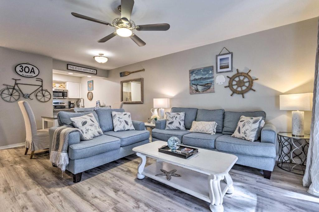 Χώρος καθιστικού στο Renovated Gem with Pool Access quarter Mi to Beach