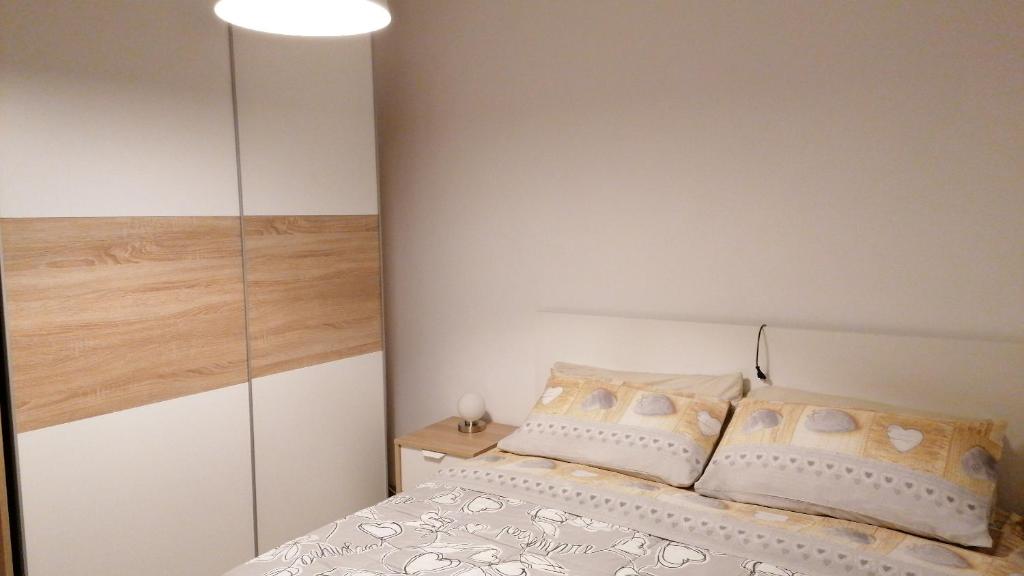 リモーネ・ピエモンテにあるCabanaira appartamentoの小さなベッドルーム(ベッド1台、クローゼット付)