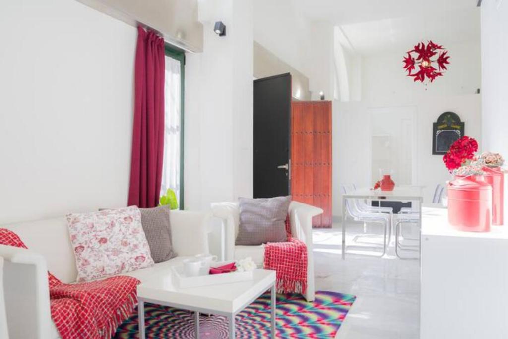 uma sala de estar com um sofá e uma mesa em APARTAMENTO A ESTRENAR FRENTE A LA PLAZA DE ESPAÑA em Sevilha