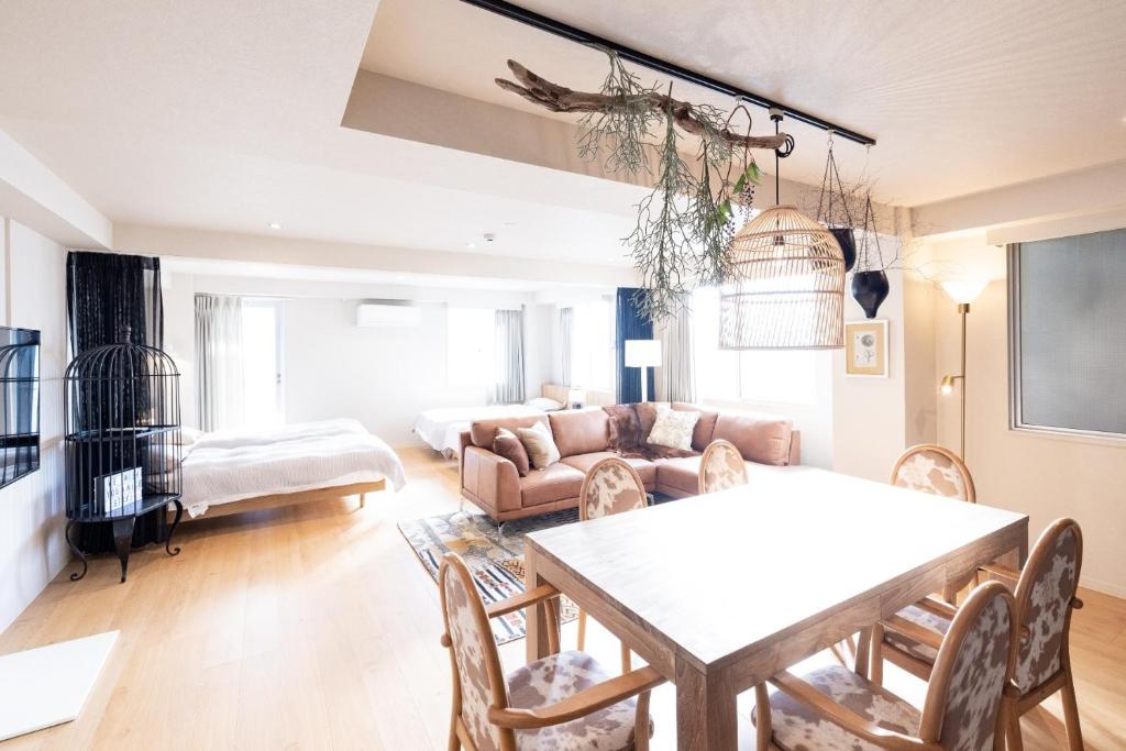 ein Wohnzimmer mit einem Tisch und einem Sofa in der Unterkunft RESIDENCE HARIMAYA-Vacation STAY 99860v in Kōchi