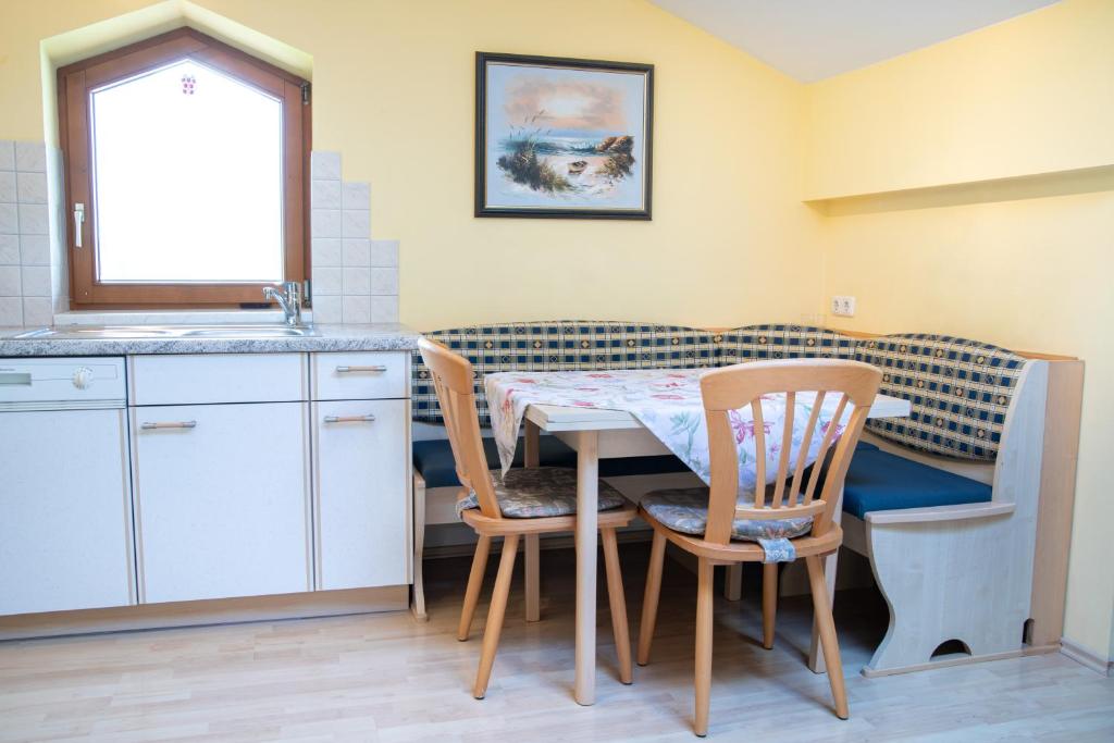 Kuchyň nebo kuchyňský kout v ubytování Gästehaus Kübler