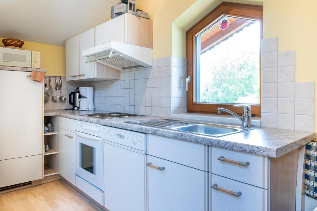 Kuchyň nebo kuchyňský kout v ubytování Gästehaus Kübler
