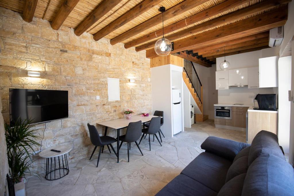 Arsos Nest في Arsos: غرفة معيشة مع أريكة وطاولة