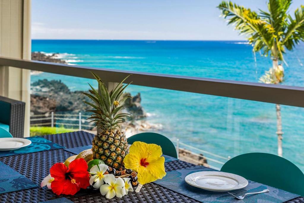 stół z ananasem na stole z widokiem na ocean w obiekcie Keauhou Kona Surf & Racquet Club #2-303 w mieście Kailua-Kona