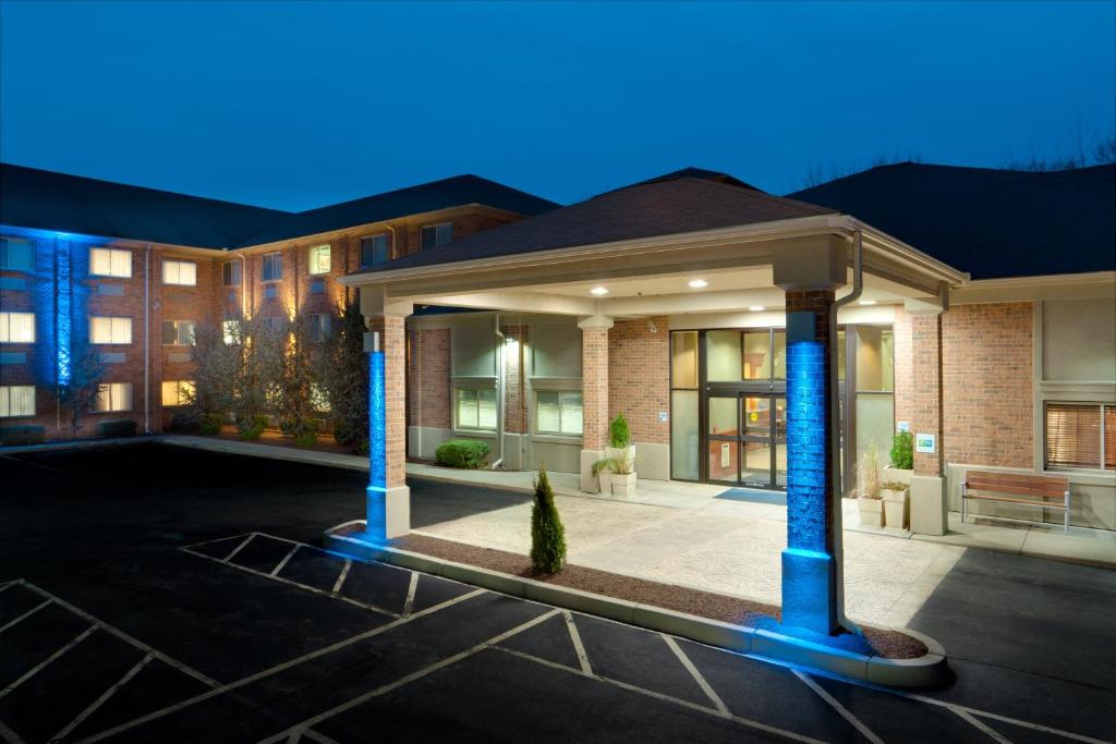 un edificio con luces azules en un aparcamiento en Holiday Inn Express & Suites Smithfield - Providence, an IHG Hotel, en Smithfield
