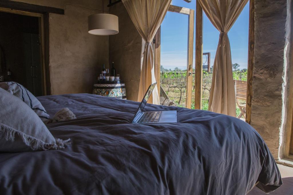 Postel nebo postele na pokoji v ubytování Hotel de Tierra Viñedo y Spa - Aeropuerto Querétaro