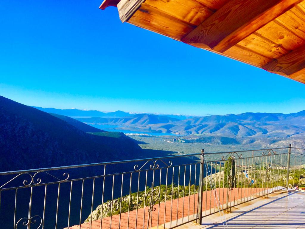 einen Balkon mit Bergblick in der Unterkunft delphi aiolos center hotel panoramic view&yoga harmony hotel&rooms in Delphi