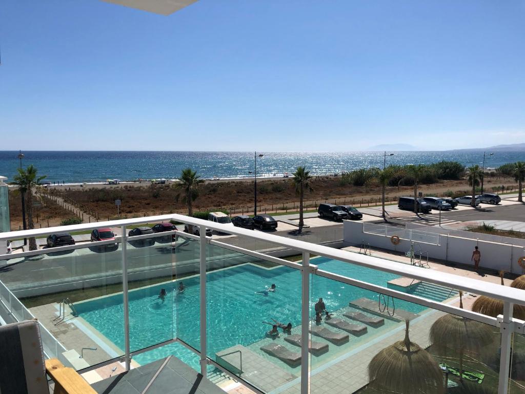 una piscina con vistas al océano en Apartamento 1º Línea de Playa - Duna Beach, en Torrox Costa