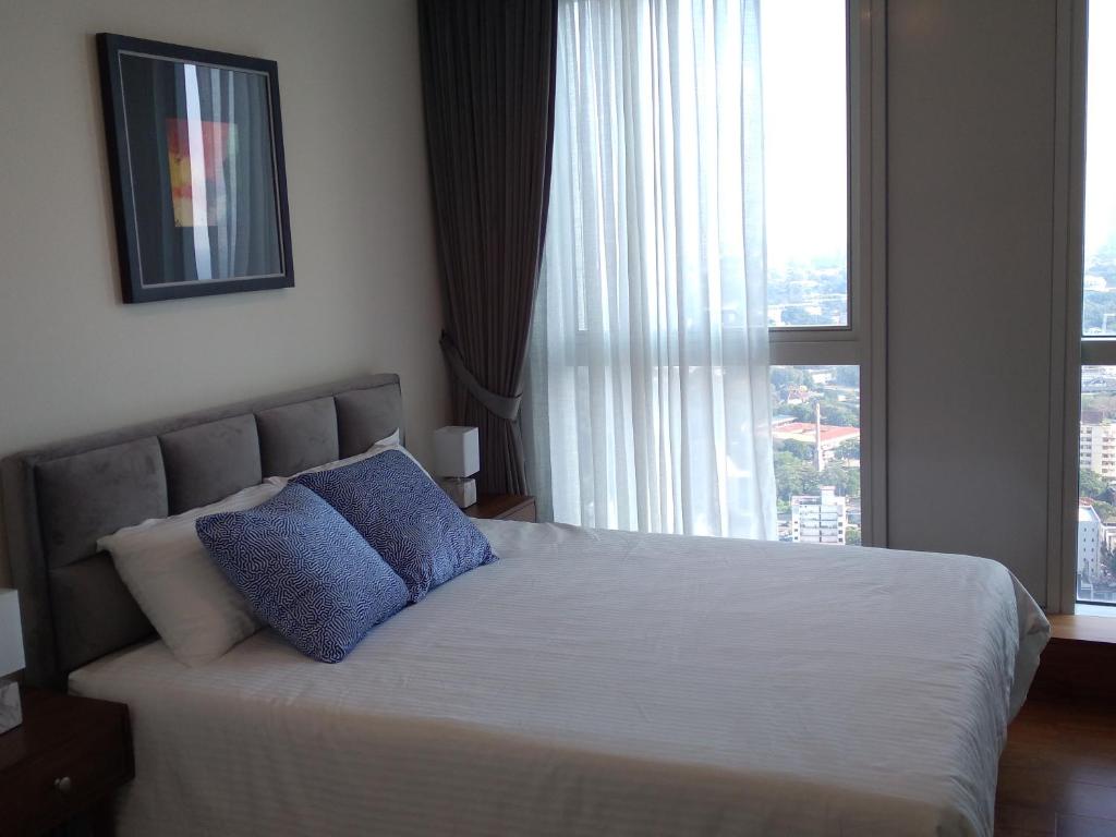 Katil atau katil-katil dalam bilik di Super Luxury 2 BR Apartment in Five Star Colombo City Centre