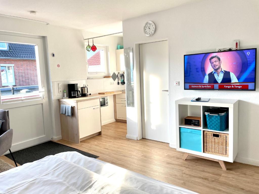 a living room with a flat screen tv on a wall at Fischerbude in Büsum