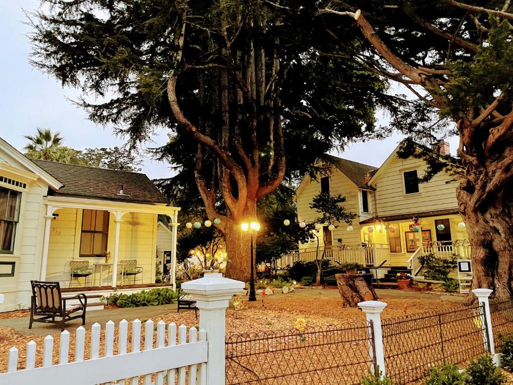 a white picket fence in front of a house at Santa Cruz Hostel in Santa Cruz