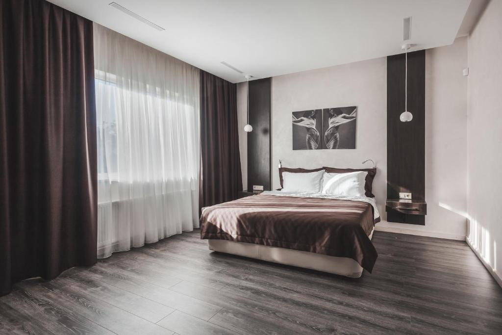 1 dormitorio con cama y ventana grande en Suncity Apartment, en Odessa