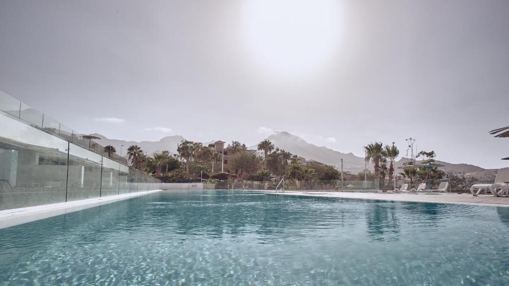 Piscina de la sau aproape de Hotel Baobab Suites