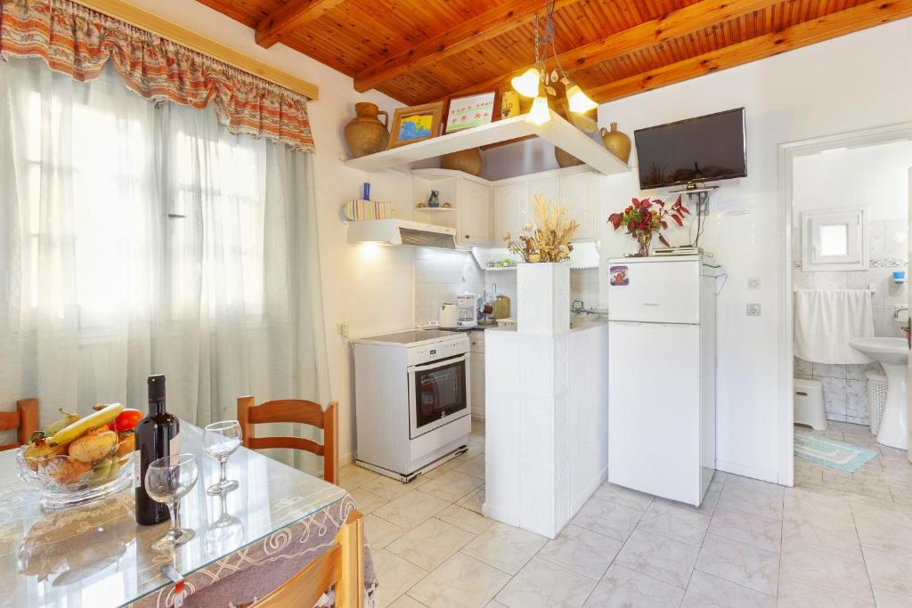 Kuchyň nebo kuchyňský kout v ubytování Vasiliki Cottages Agios Gordios