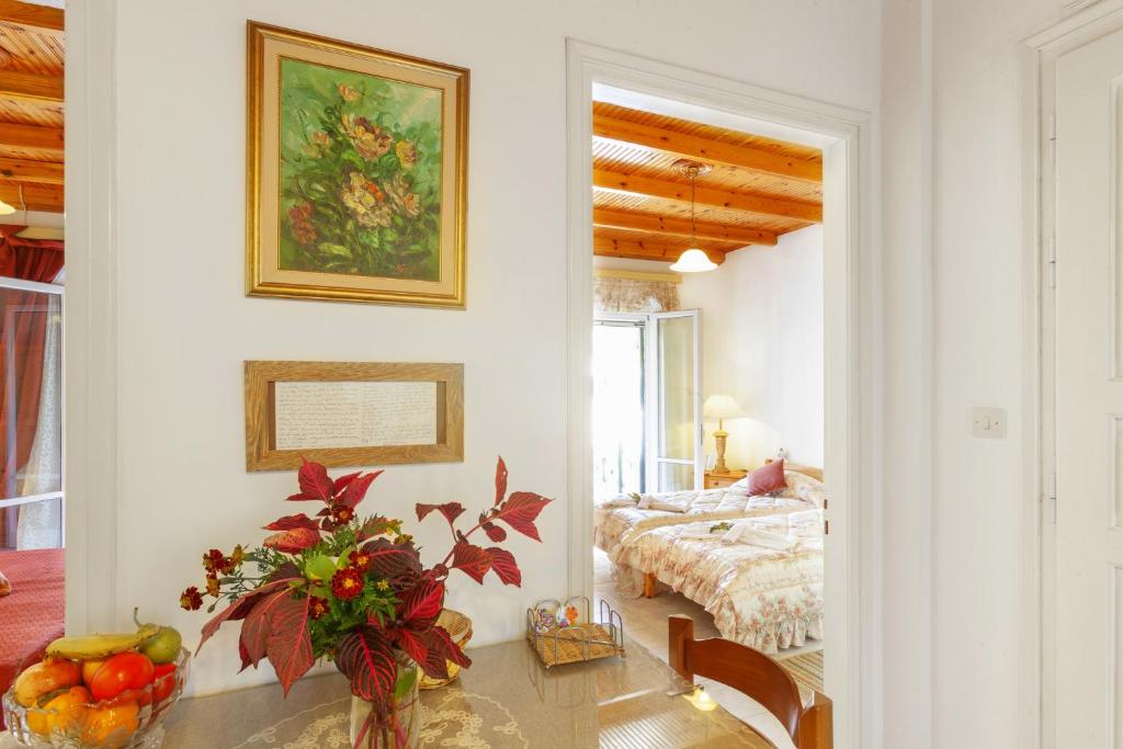 Postel nebo postele na pokoji v ubytování Vasiliki Cottages Agios Gordios