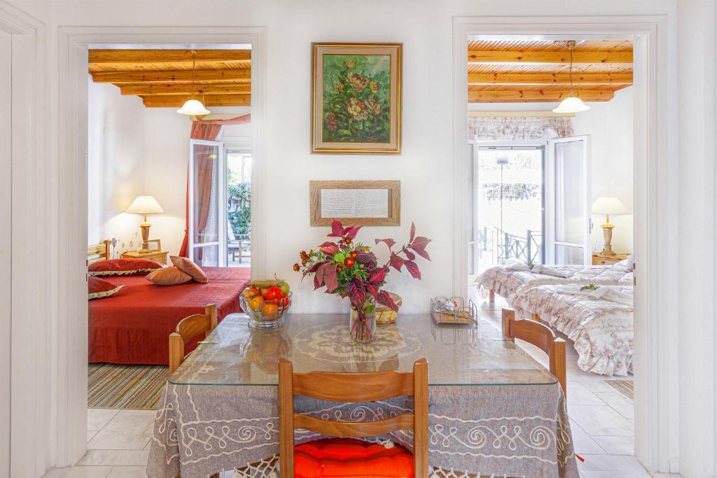 Postel nebo postele na pokoji v ubytování Vasiliki Cottages Agios Gordios