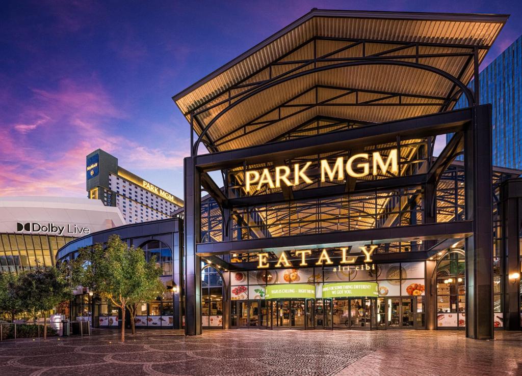 ein Gebäude mit einem Park-mgm-Schild darauf in der Unterkunft Park MGM Las Vegas in Las Vegas