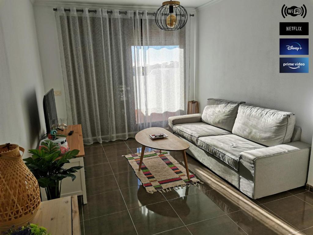 Posezení v ubytování Apartamento VeraTespera - Cerca de la Playa con WiFi, Piscina y Ocio Familiar