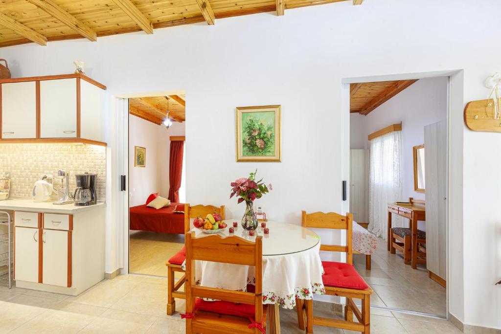 Kuchyň nebo kuchyňský kout v ubytování Vasiliki Cottages Agios Gordios