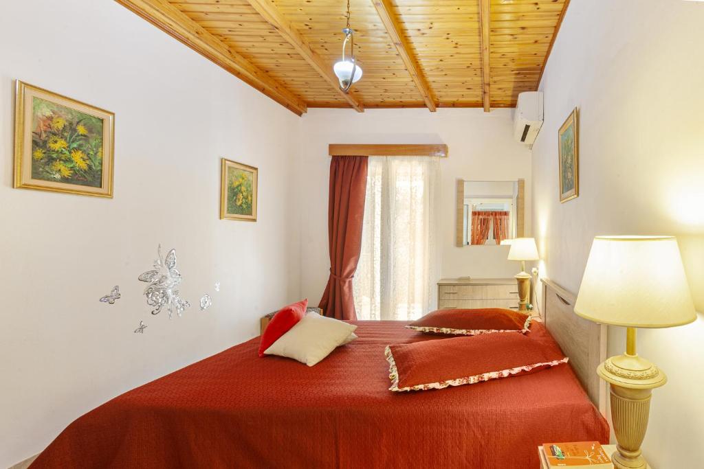 Postel nebo postele na pokoji v ubytování Vasiliki Cottages Agios Gordios