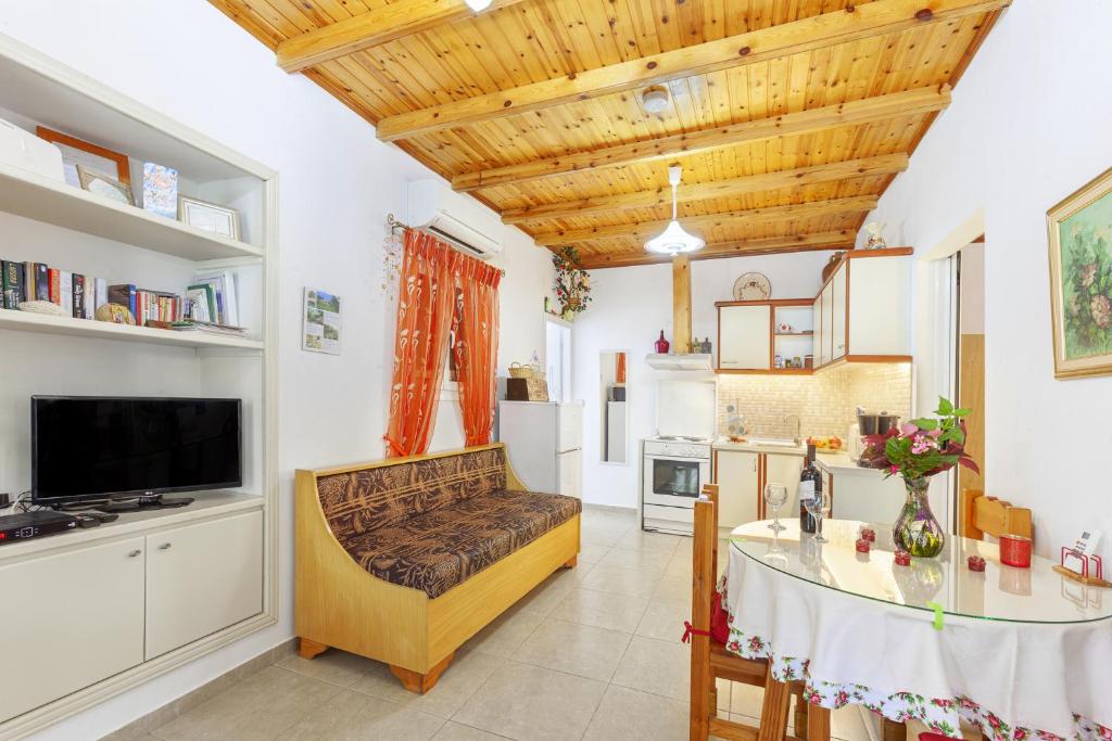 Kuchyň nebo kuchyňský kout v ubytování Vasiliki Cottages Agios Gordios