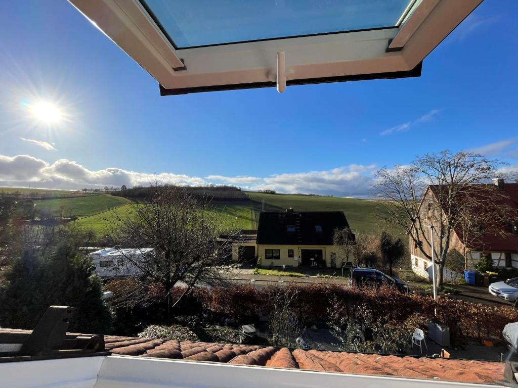 Aussicht aus dem Fenster eines Hauses in der Unterkunft Ferienwohnung an der romantischen Straße direkt A3 und A81 in Eisingen