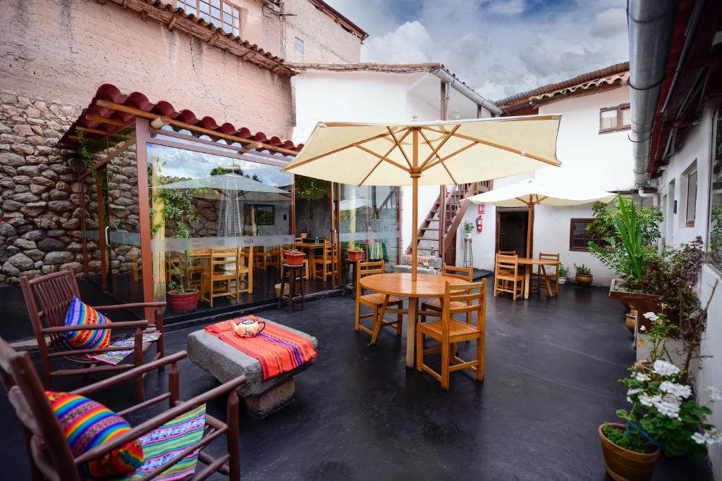 Hotel Garden and Bar