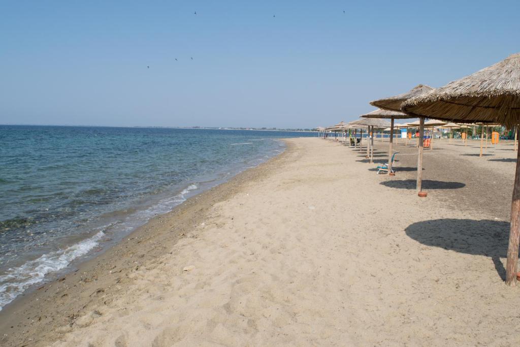 カリヴィア・ポリギロウにあるMikiverna Houses By Miltiadisの海の景色を望むビーチ(パラソル、椅子付)