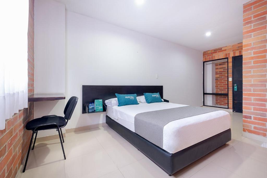 1 dormitorio con 1 cama y 1 silla en Ayenda RM, en Barrancabermeja