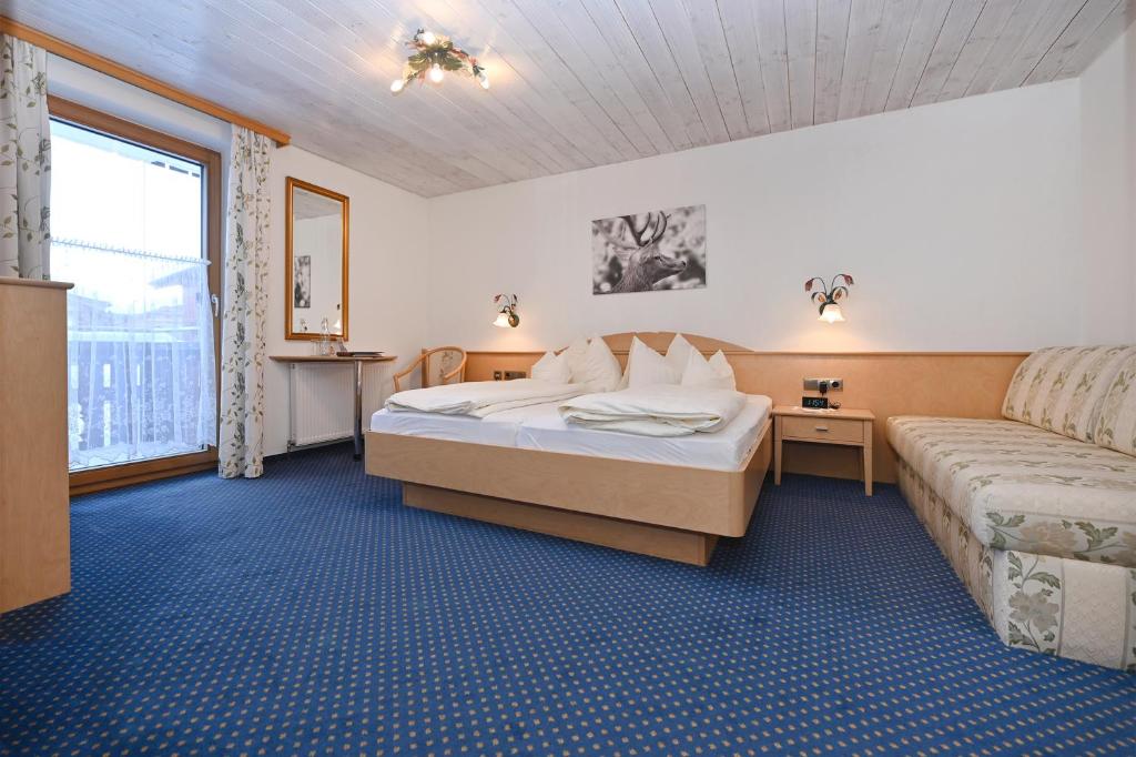 Postel nebo postele na pokoji v ubytování Gasthaus & Pension Alphorn