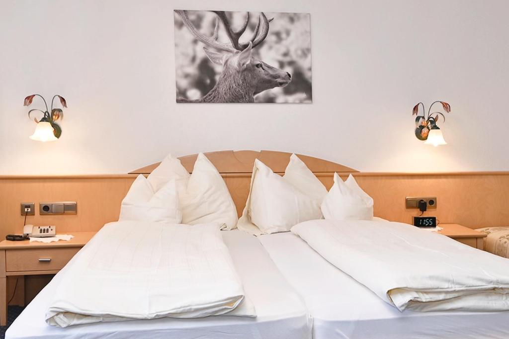 Postel nebo postele na pokoji v ubytování Gasthaus & Pension Alphorn