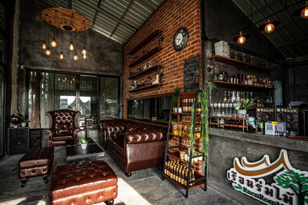 Lounge nebo bar v ubytování เรือนร่มไม้รีสอร์ท RuenRomMai Resort