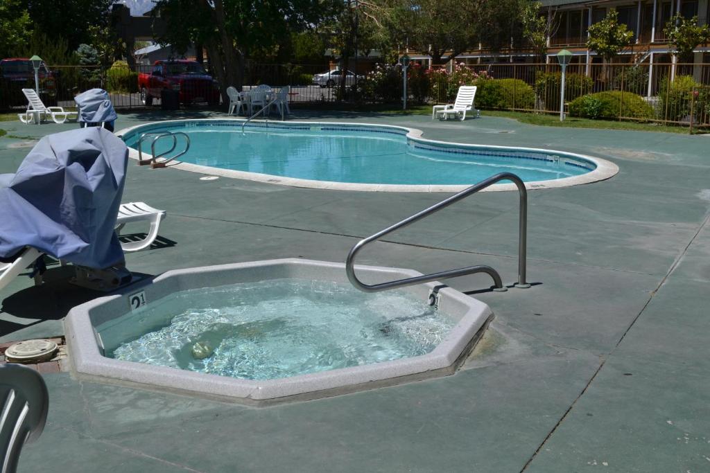 a small pool with a hot tub next to it at Vagabond Inn Bishop in Bishop