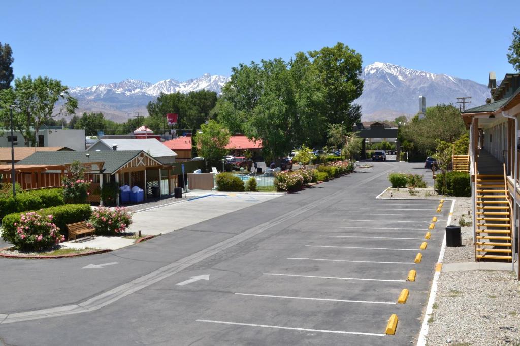 a street in a town with mountains in the background at Vagabond Inn Bishop in Bishop