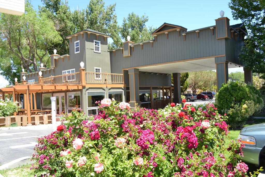 a building with a bunch of flowers in front of it at Vagabond Inn Bishop in Bishop