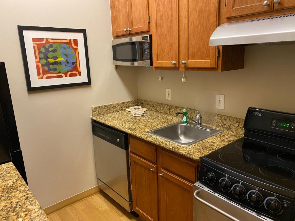 MainStay Suites Middleburg Heights Cleveland Airport - Eficiency Queen Suite - No Fumador