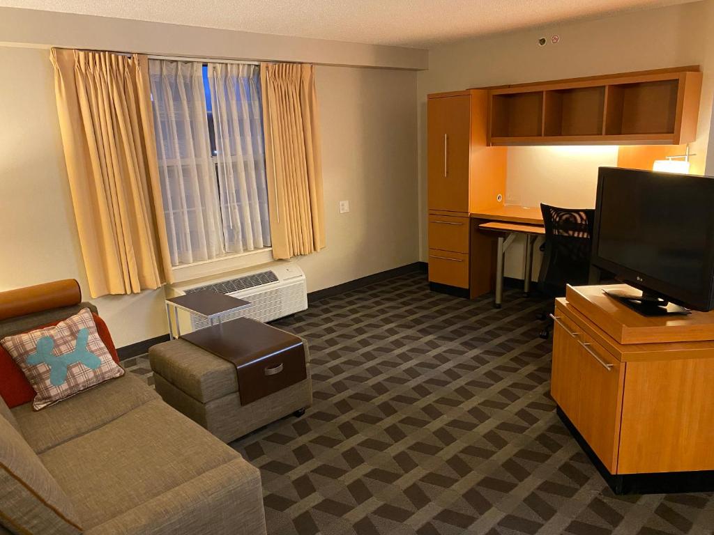 MainStay Suites Middleburg Heights Cleveland Airport - Queen Suite - No Fumando
