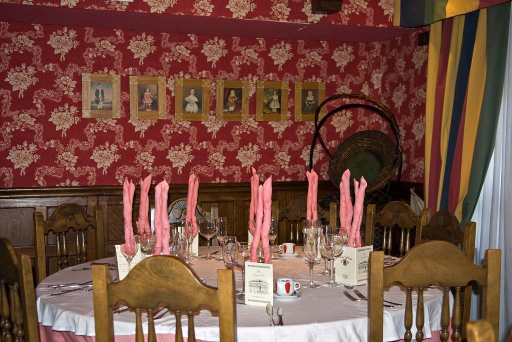 Un restaurante o sitio para comer en Hotel Presa