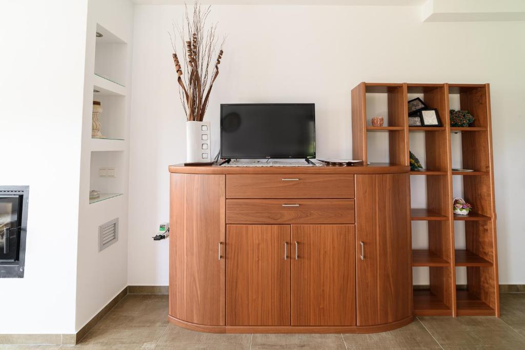 TV a/nebo společenská místnost v ubytování Mansion Chalatsopoulos