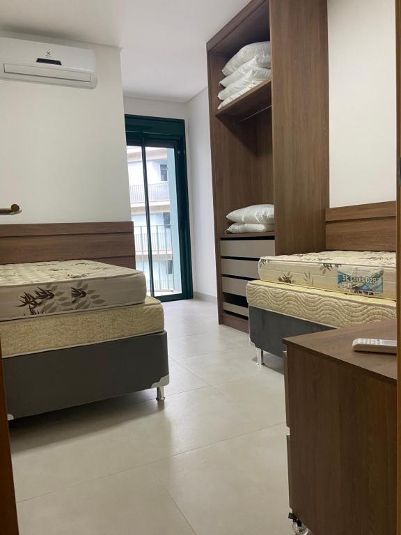เตียงในห้องที่ DNA UBATUBA