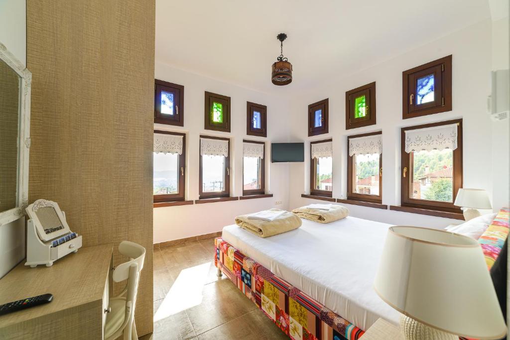 Postel nebo postele na pokoji v ubytování Mansion Chalatsopoulos