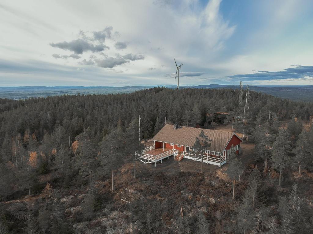 una vista aérea de una casa con un molino de viento en Toppstuga med storslagen utsikt och vacker natur!, en Äppelbo