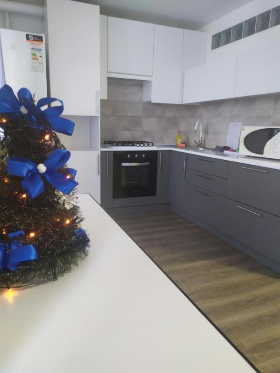 uma cozinha com uma árvore de Natal num balcão branco em Затишна квартира em Ternopil
