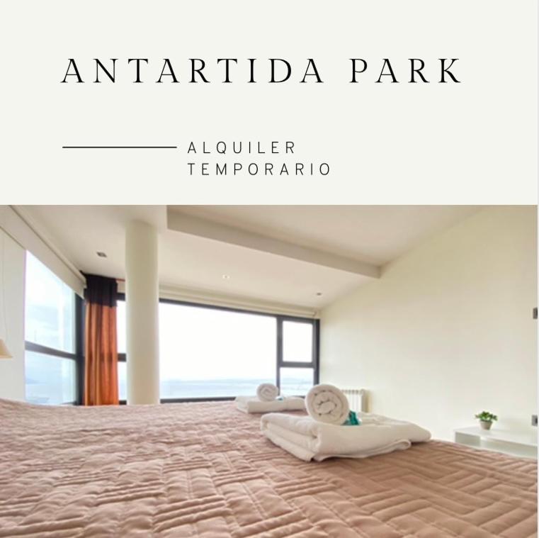 1 dormitorio con 1 cama grande con dosel para un parque sísmico en Apartamento Antártida Park en Ushuaia